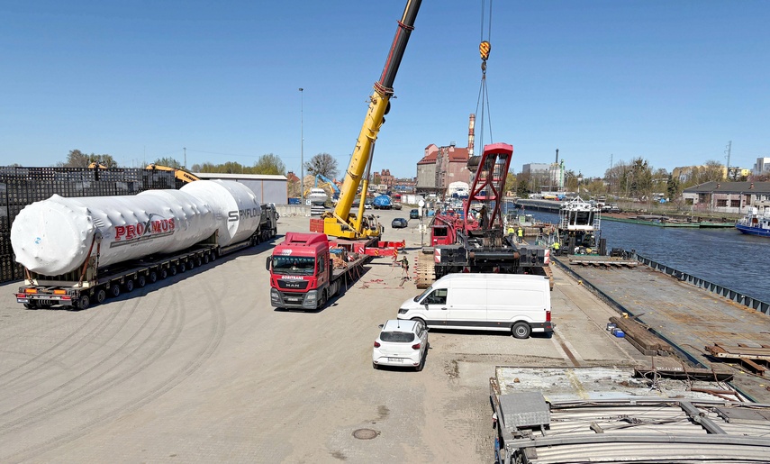 Wyjątkowy ładunek w porcie  zdjęcie nr 346364