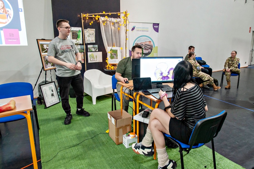 Młodzież szuka swojej przyszłości zdjęcie nr 346390