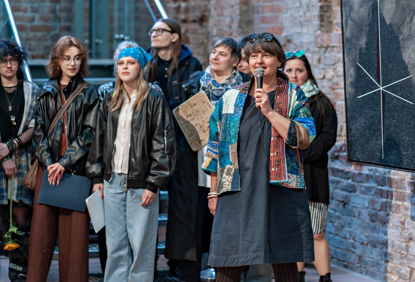 Absolwenci zaprezentowali swoją twórczość zdjęcie nr 346494