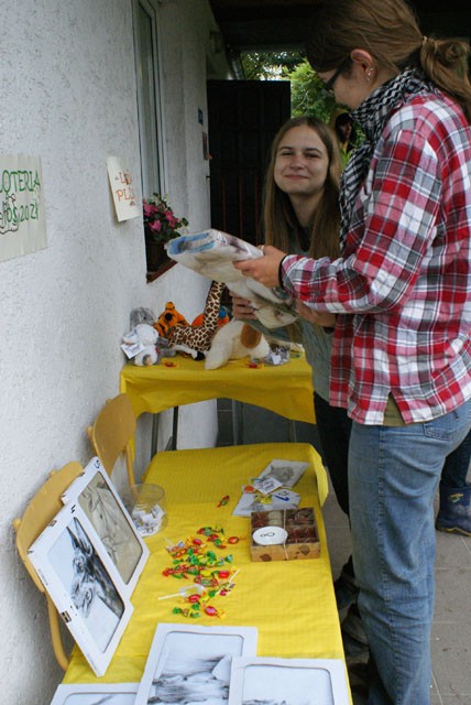 Wolontariuszki Karolina i Paulina od roku pomagające czynnie w schronisku przy stoisku z fantami do loterii