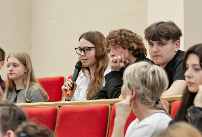 Młodzież debatowała z o tym, czy warto zostać w Elblągu zdjęcie nr 347094