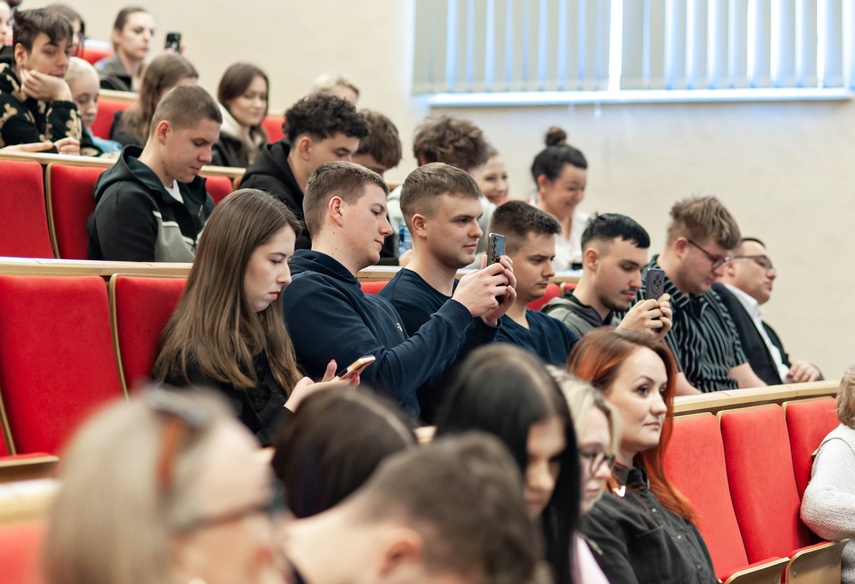 Młodzież debatowała z o tym, czy warto zostać w Elblągu zdjęcie nr 347077