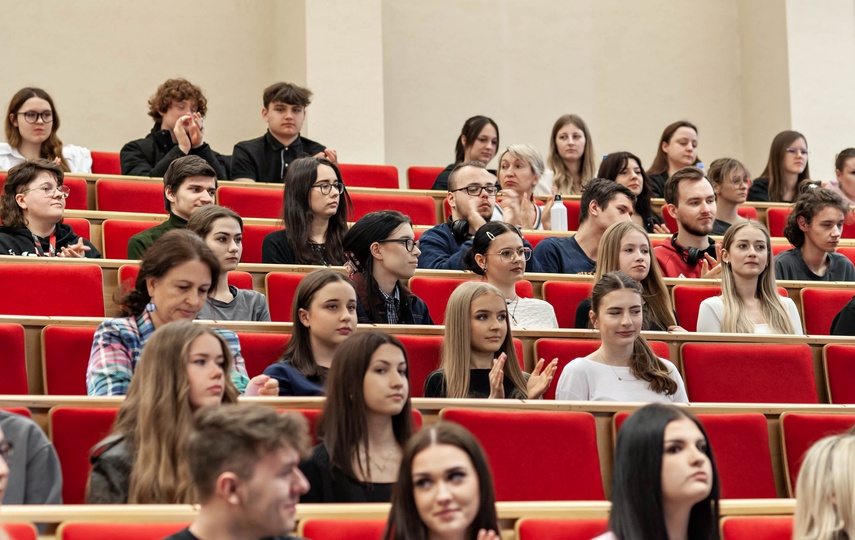 Młodzież debatowała z o tym, czy warto zostać w Elblągu zdjęcie nr 347065