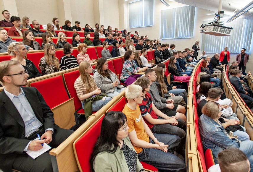Młodzież debatowała z o tym, czy warto zostać w Elblągu zdjęcie nr 347066