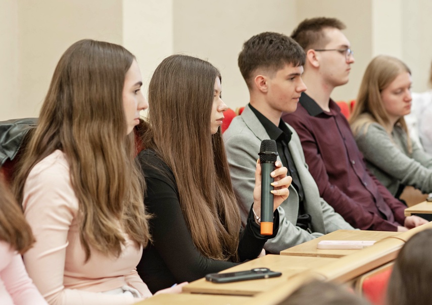 Młodzież debatowała z o tym, czy warto zostać w Elblągu zdjęcie nr 347095