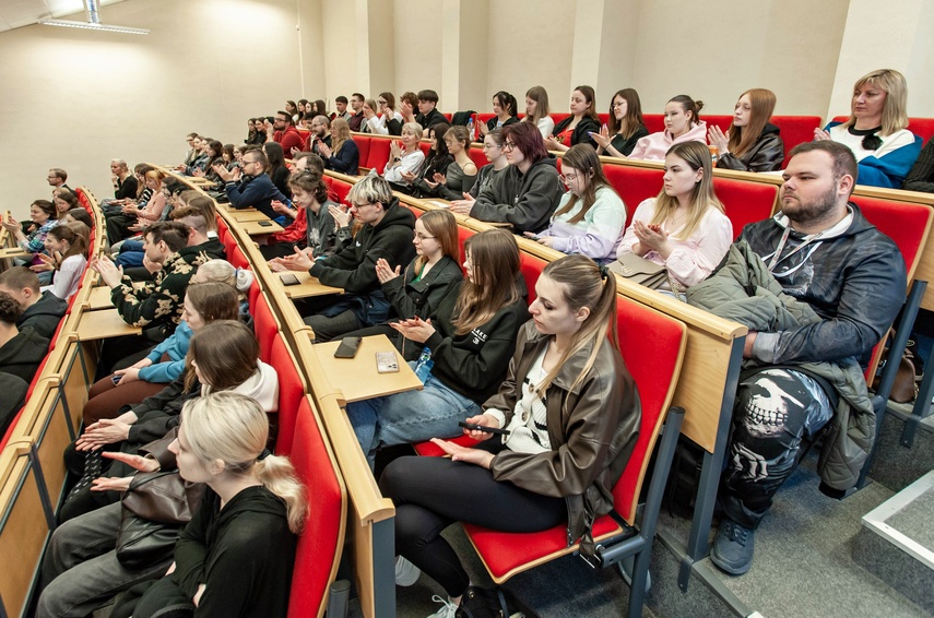 Młodzież debatowała z o tym, czy warto zostać w Elblągu zdjęcie nr 347071