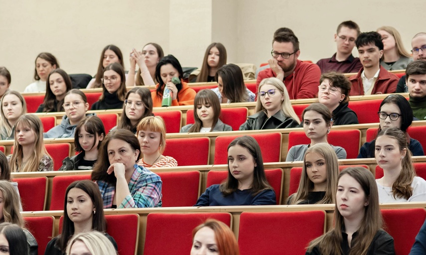 Młodzież debatowała z o tym, czy warto zostać w Elblągu zdjęcie nr 347090