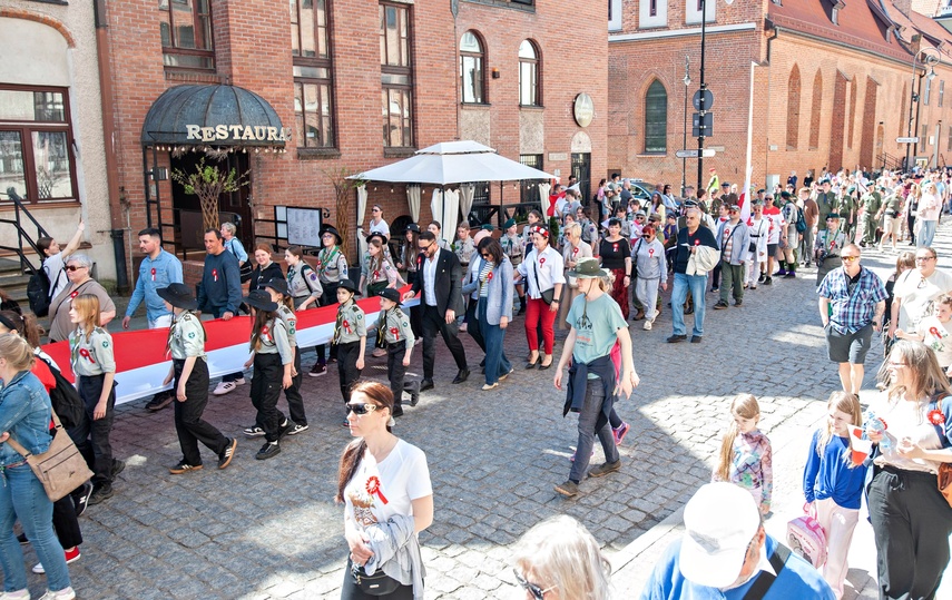 Biało-czerwony marsz przeszedł przez Stare Miasto zdjęcie nr 347177