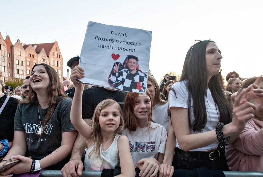 Dawid Kwiatkowski zaśpiewał przed katedrą zdjęcie nr 347227