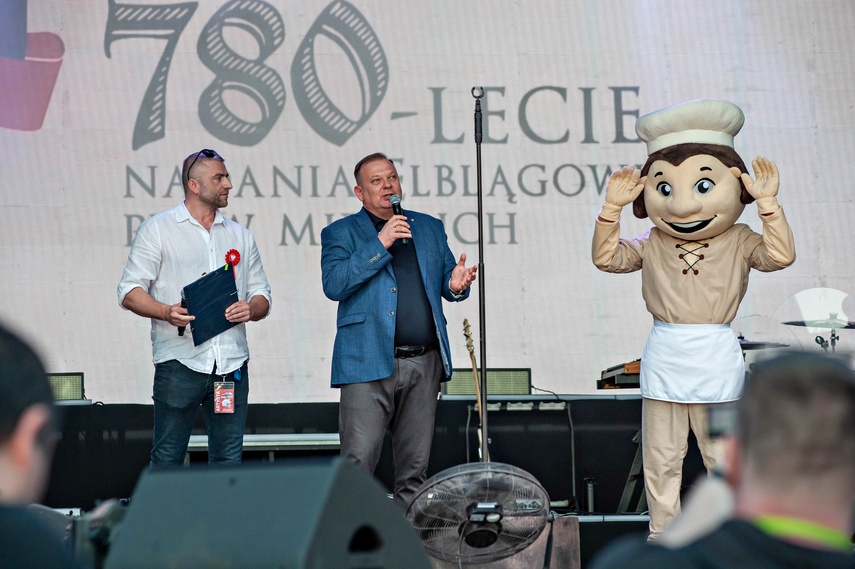 Dawid Kwiatkowski zaśpiewał przed katedrą zdjęcie nr 347206