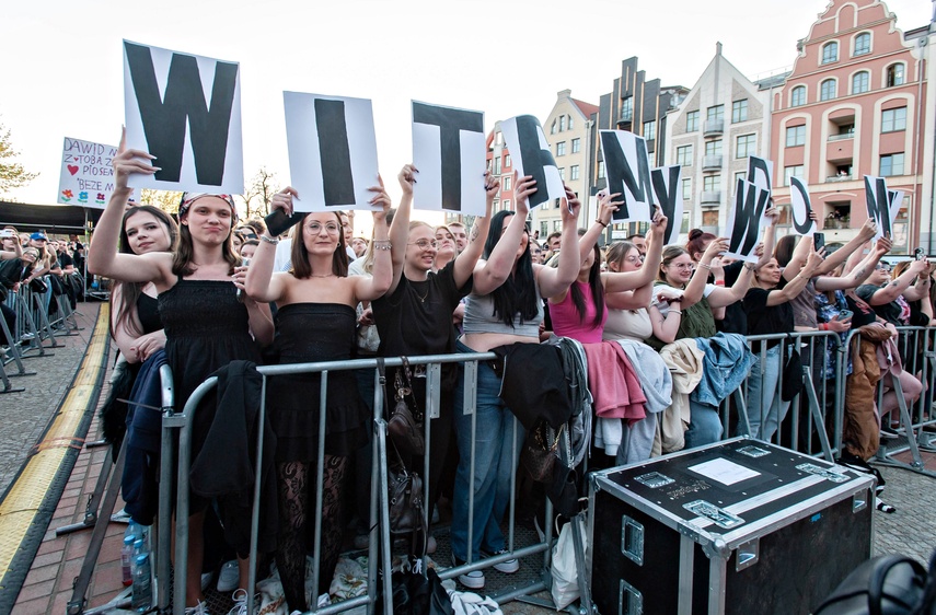 Dawid Kwiatkowski zaśpiewał przed katedrą zdjęcie nr 347213