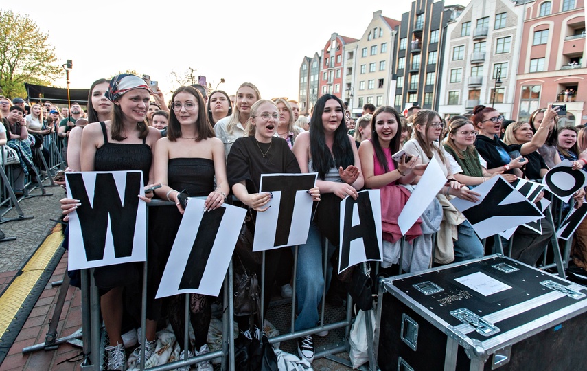 Dawid Kwiatkowski zaśpiewał przed katedrą zdjęcie nr 347207