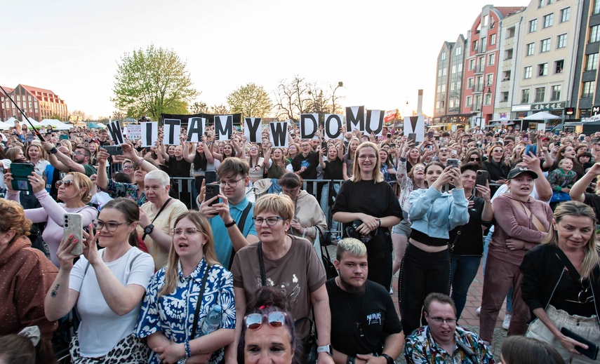 Dawid Kwiatkowski zaśpiewał przed katedrą zdjęcie nr 347217