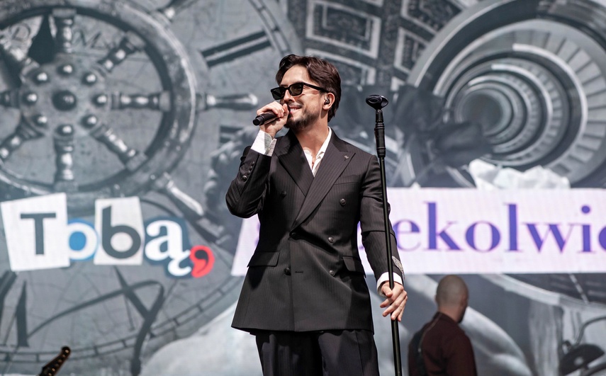 Dawid Kwiatkowski zaśpiewał przed katedrą zdjęcie nr 347222