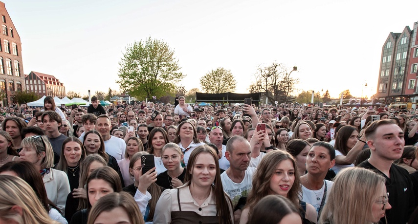Dawid Kwiatkowski zaśpiewał przed katedrą zdjęcie nr 347228