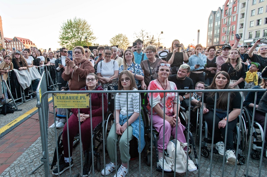 Dawid Kwiatkowski zaśpiewał przed katedrą zdjęcie nr 347210