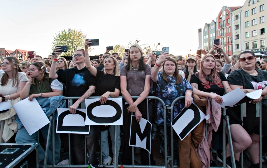 Dawid Kwiatkowski zaśpiewał przed katedrą zdjęcie nr 347208
