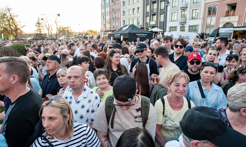 Dawid Kwiatkowski zaśpiewał przed katedrą zdjęcie nr 347205