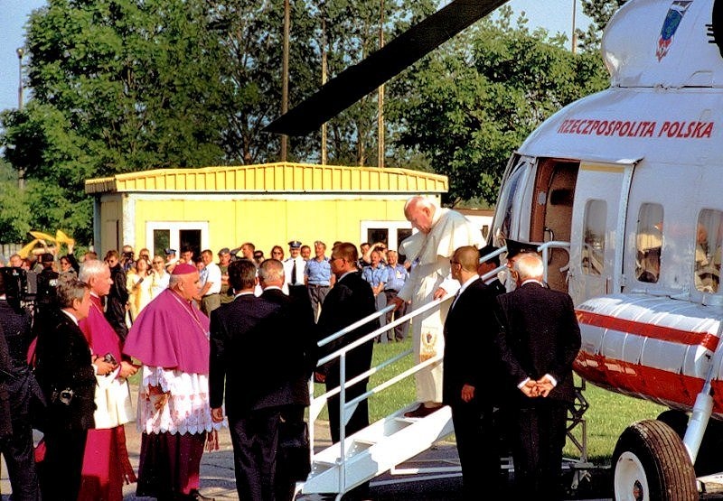 Papież na lotnisku (w obiektywie Henryka Myślińskiego) zdjęcie nr 347577