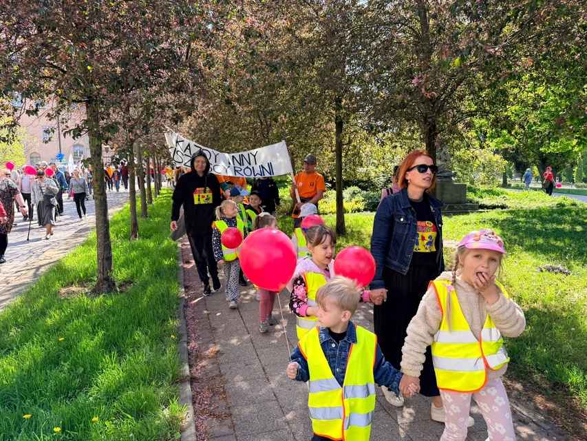 Przemaszerowali przez miasto, promując integrację zdjęcie nr 348125