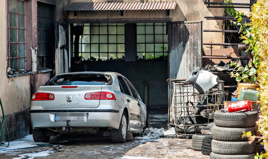 Pożar w warsztacie samochodowym zdjęcie nr 348812
