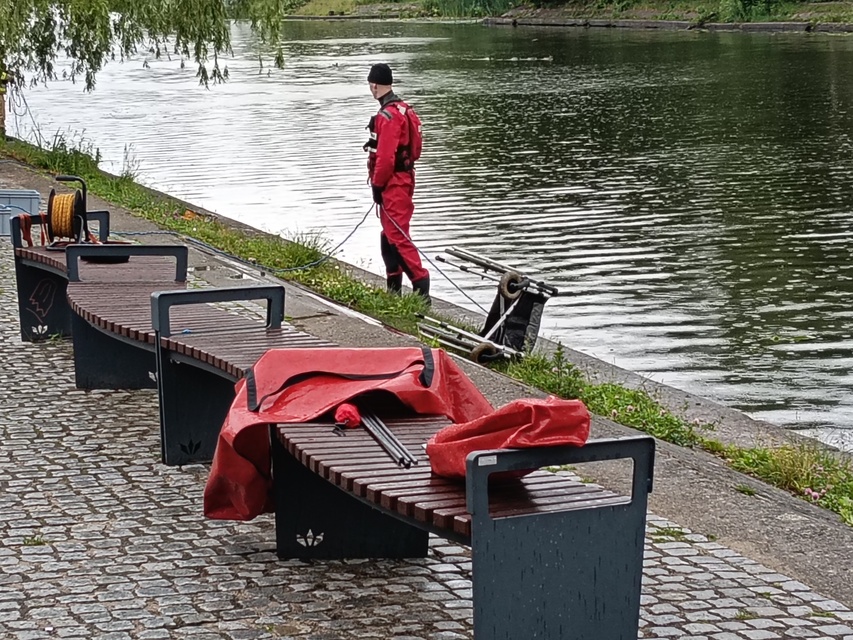 Wózek inwalidzki na brzegu, strażacy przeszukiwali rzekę  zdjęcie nr 349787