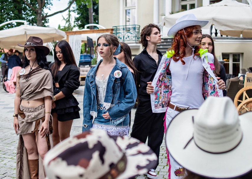 Kreatywnie i ekologicznie. Uczniowie zaprezentowali modę z odzysku zdjęcie nr 349990