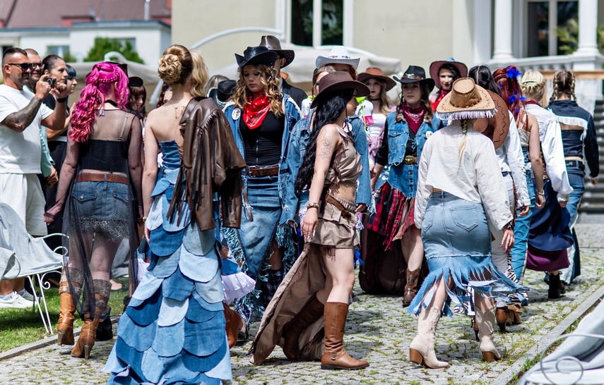 Kreatywnie i ekologicznie. Uczniowie zaprezentowali modę z odzysku zdjęcie nr 349986