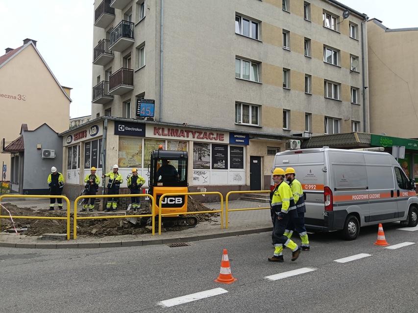 Z sieci ulatniał się gaz. Wjazd na Słoneczną zamknięty zdjęcie nr 351149