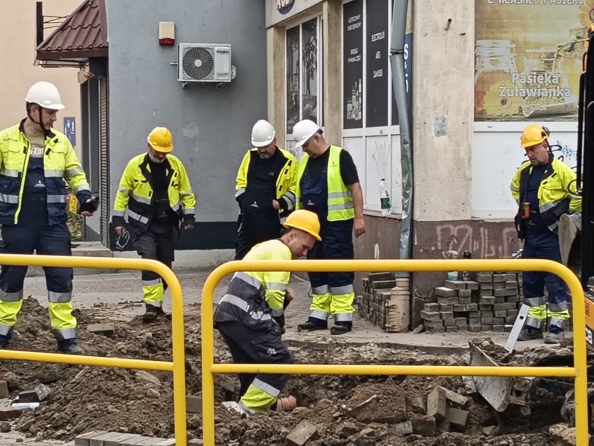 Z sieci ulatniał się gaz. Wjazd na Słoneczną zamknięty zdjęcie nr 351151
