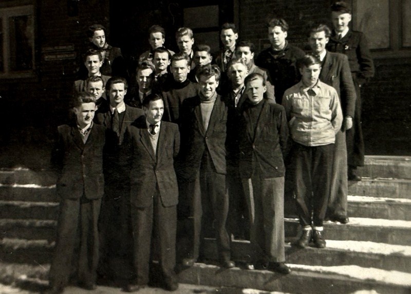 Część klasy na schodach przed szkołą. Henryk Myśliński w czwartym rzędzie, pierwszy z lewej. Część klasy na schodach przed szkołą. Henryk Myśliński w czwartym rzędzie, pierwszy z lewej.