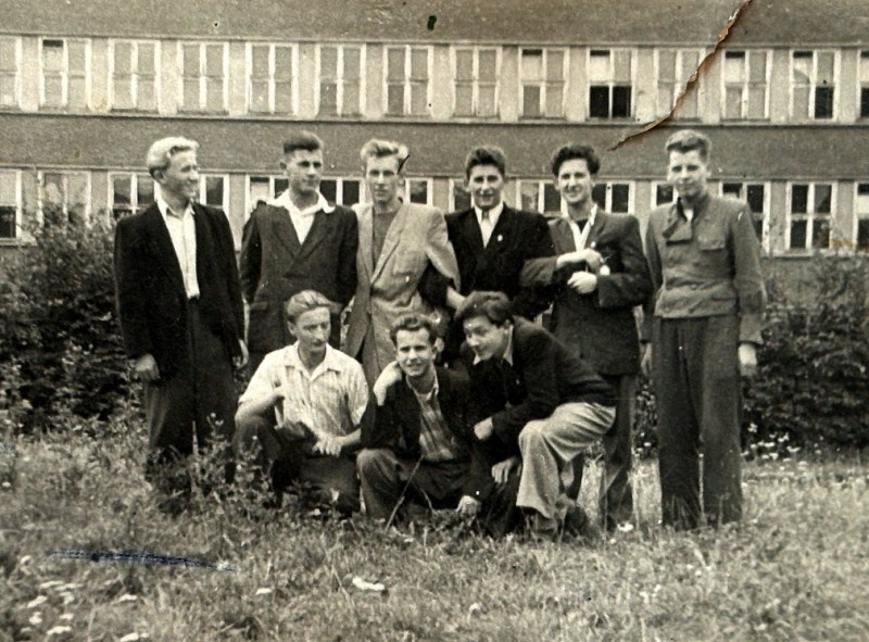 Część klasy obróbki skrawaniem z tyłu szkoły. Część klasy obróbki skrawaniem z tyłu szkoły.