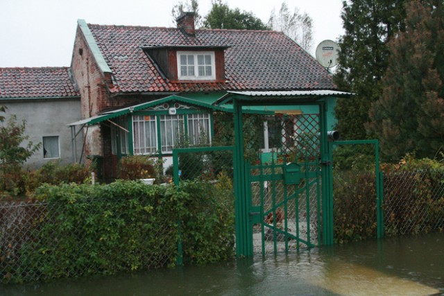 Fiszewka płynie za domem. Zalała podwórze i przelewa się na drogę.