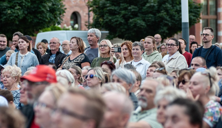 Wieczór pod znakiem roku 1246 i lat 90’ zdjęcie nr 352814 Wieczór pod znakiem roku 1246 i lat 90’ zdjęcie nr 352814