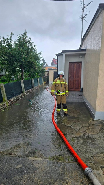 Skutki wichury i ulewnego deszczu zdjęcie nr 352888