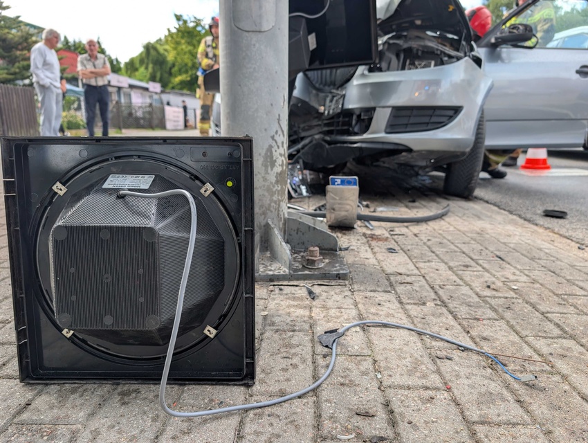 Autem wjechała w sygnalizator zdjęcie nr 352946 Autem wjechała w sygnalizator zdjęcie nr 352946