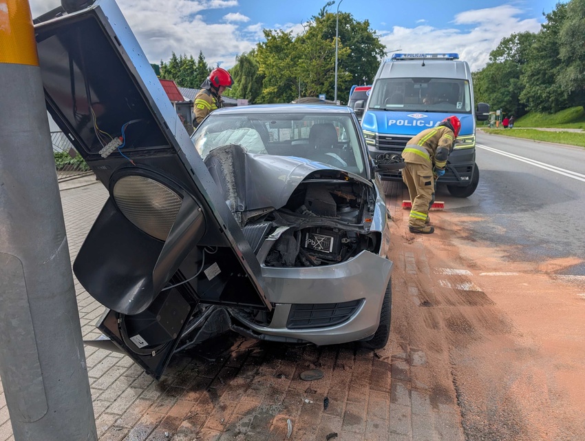Autem wjechała w sygnalizator zdjęcie nr 352950 Autem wjechała w sygnalizator zdjęcie nr 352950