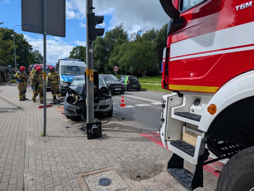 Autem wjechała w sygnalizator zdjęcie nr 352947 Autem wjechała w sygnalizator zdjęcie nr 352947