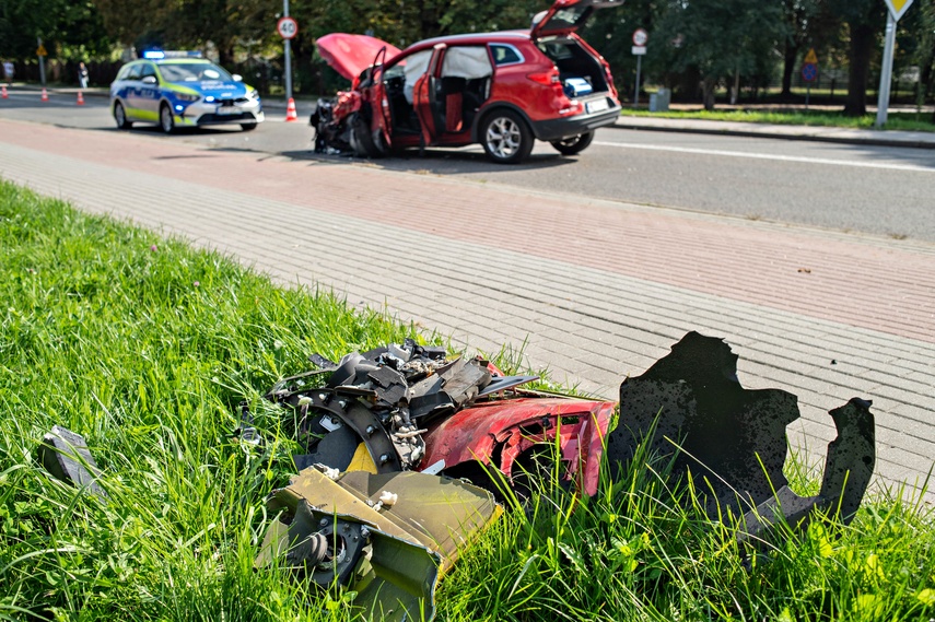 Zderzył się z miejskim autobusem zdjęcie nr 353733 Zderzył się z miejskim autobusem zdjęcie nr 353733
