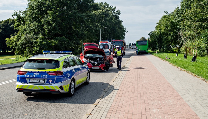 Zderzył się z miejskim autobusem zdjęcie nr 353734 Zderzył się z miejskim autobusem zdjęcie nr 353734