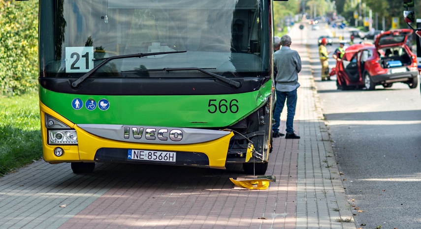 Zderzył się z miejskim autobusem zdjęcie nr 353728 Zderzył się z miejskim autobusem zdjęcie nr 353728