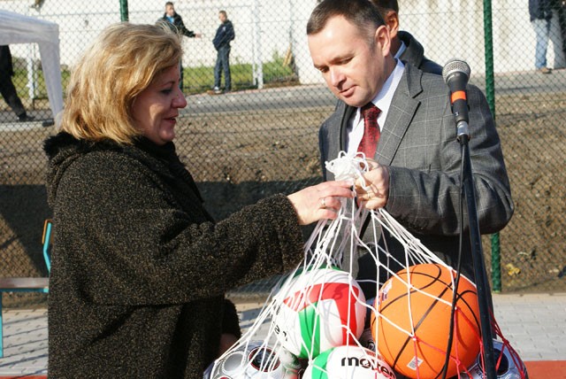 W Gronowie Górnym otwarto Orlika zdjęcie nr 28517