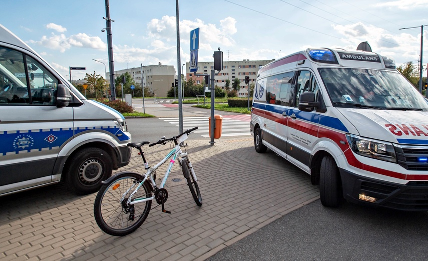 Potrącenie 17-letniej rowerzystki na przejeździe zdjęcie nr 354610 Potrącenie 17-letniej rowerzystki na przejeździe zdjęcie nr 354610