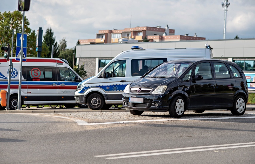 Potrącenie 17-letniej rowerzystki na przejeździe zdjęcie nr 354613 Potrącenie 17-letniej rowerzystki na przejeździe zdjęcie nr 354613