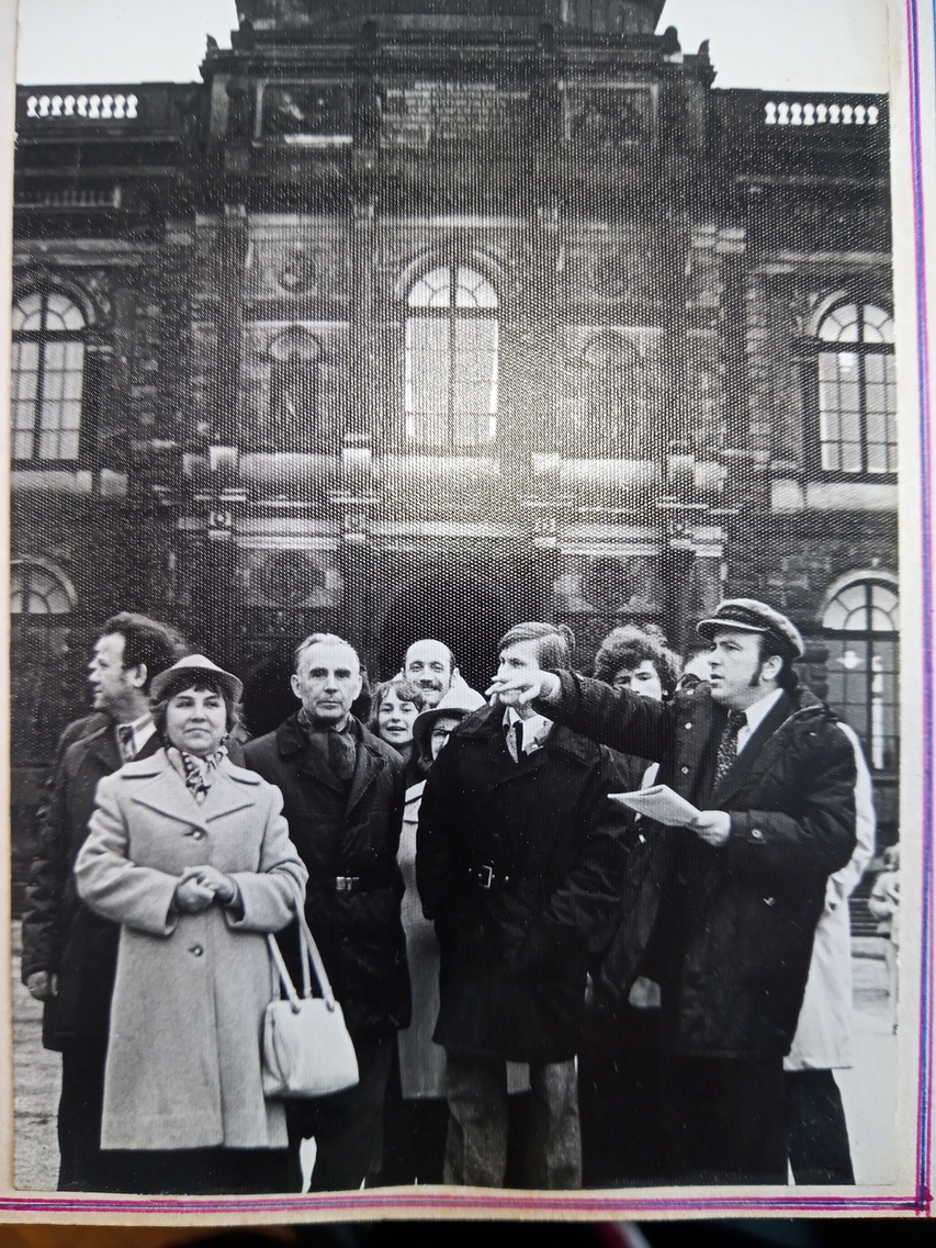 Na pierwszym planie Zofia Prabucka, pierwszy prezes chóru Jerzy Pawłowski, w tle Jerzy Piekarski i chórzyści Na pierwszym planie Zofia Prabucka, pierwszy prezes chóru Jerzy Pawłowski, w tle Jerzy Piekarski i chórzyści