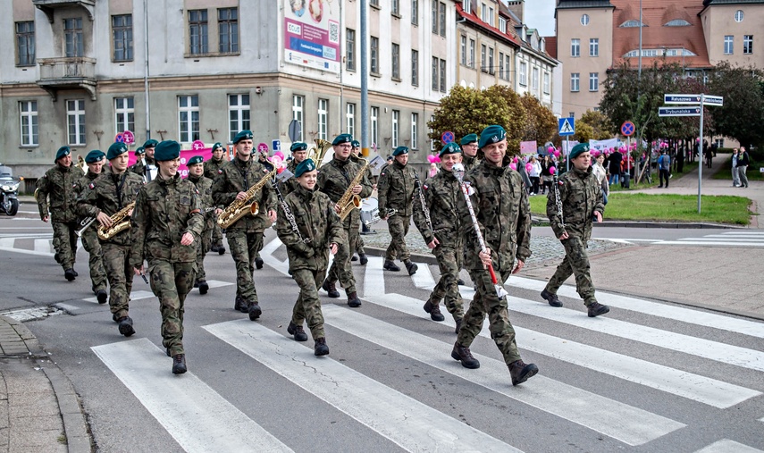 Z miłością do życia przeszli przez miasto zdjęcie nr 355258 Z miłością do życia przeszli przez miasto zdjęcie nr 355258