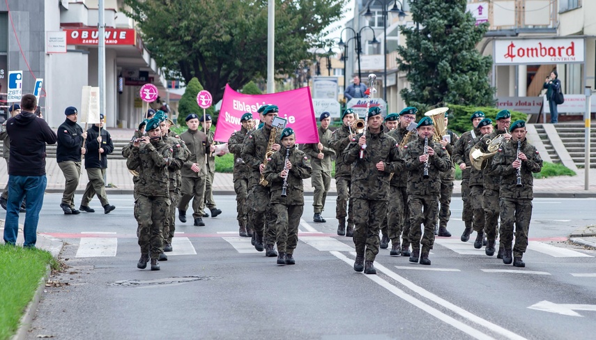 Z miłością do życia przeszli przez miasto zdjęcie nr 355288 Z miłością do życia przeszli przez miasto zdjęcie nr 355288