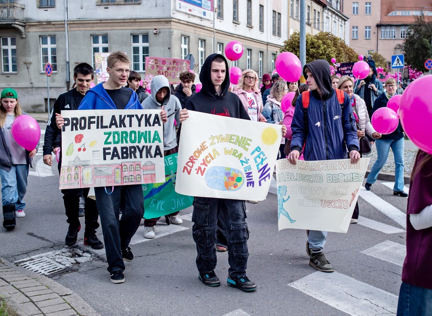 Z miłością do życia przeszli przez miasto zdjęcie nr 355275 Z miłością do życia przeszli przez miasto zdjęcie nr 355275
