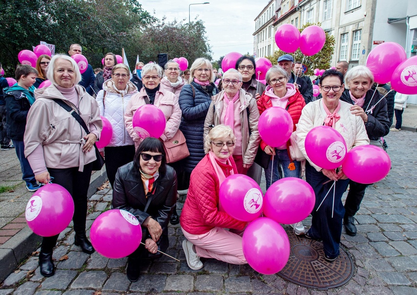 Z miłością do życia przeszli przez miasto zdjęcie nr 355250 Z miłością do życia przeszli przez miasto zdjęcie nr 355250
