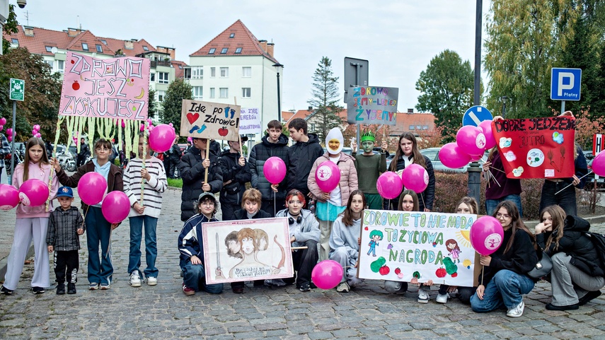 Z miłością do życia przeszli przez miasto zdjęcie nr 355241 Z miłością do życia przeszli przez miasto zdjęcie nr 355241